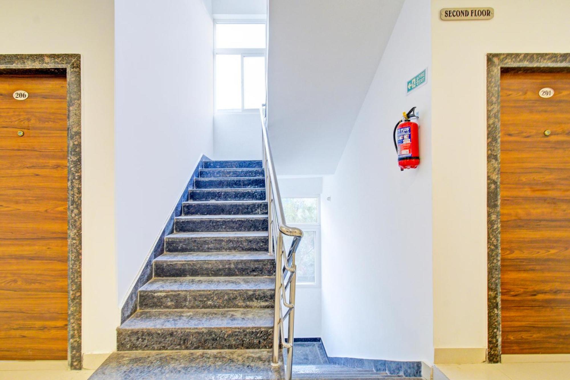 Super Townhouse Oak Suchitra Kompally Road Formerly Sun Moon Hotels Trimulgherry Buitenkant foto